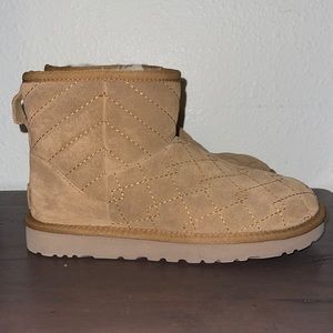 Uggs- Tan